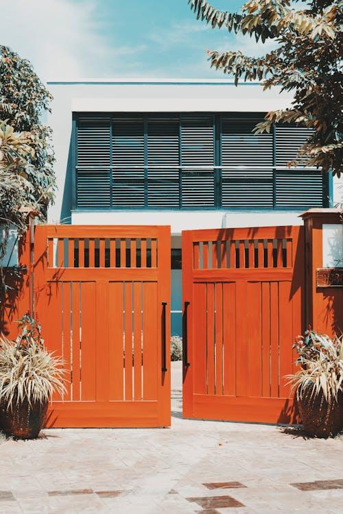 8 Reasons to Build a Gate Around Your Home's Boundary